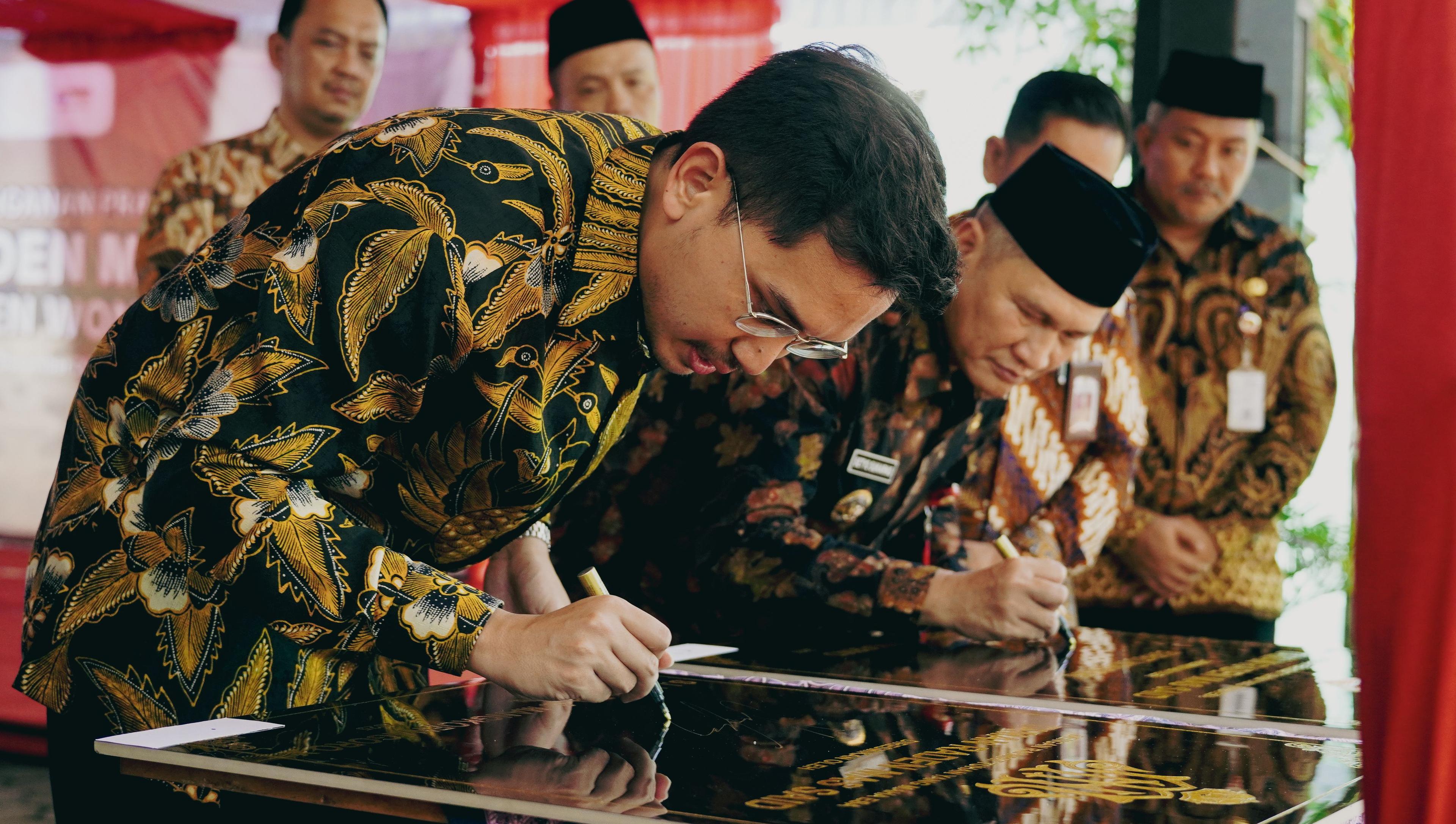 Dalam Rangka Khol K.G.P.A.A. Mangkoenagoro I kaping-237, K.G.P.A.A. Mangkoenagoro X Menandatangani Prasasti Monumen Taman Raden Mas Said